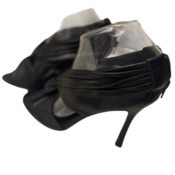 Vera Wang Lavender Heels Size 7.5 M Black Open Toe
Leather Zip Made In Italy - Picture 7 of 16